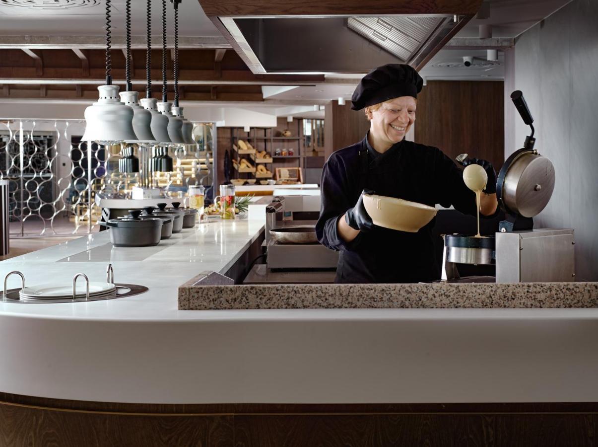 Nautilux Rethymno By Mage Hotels Exterior foto A chef at work