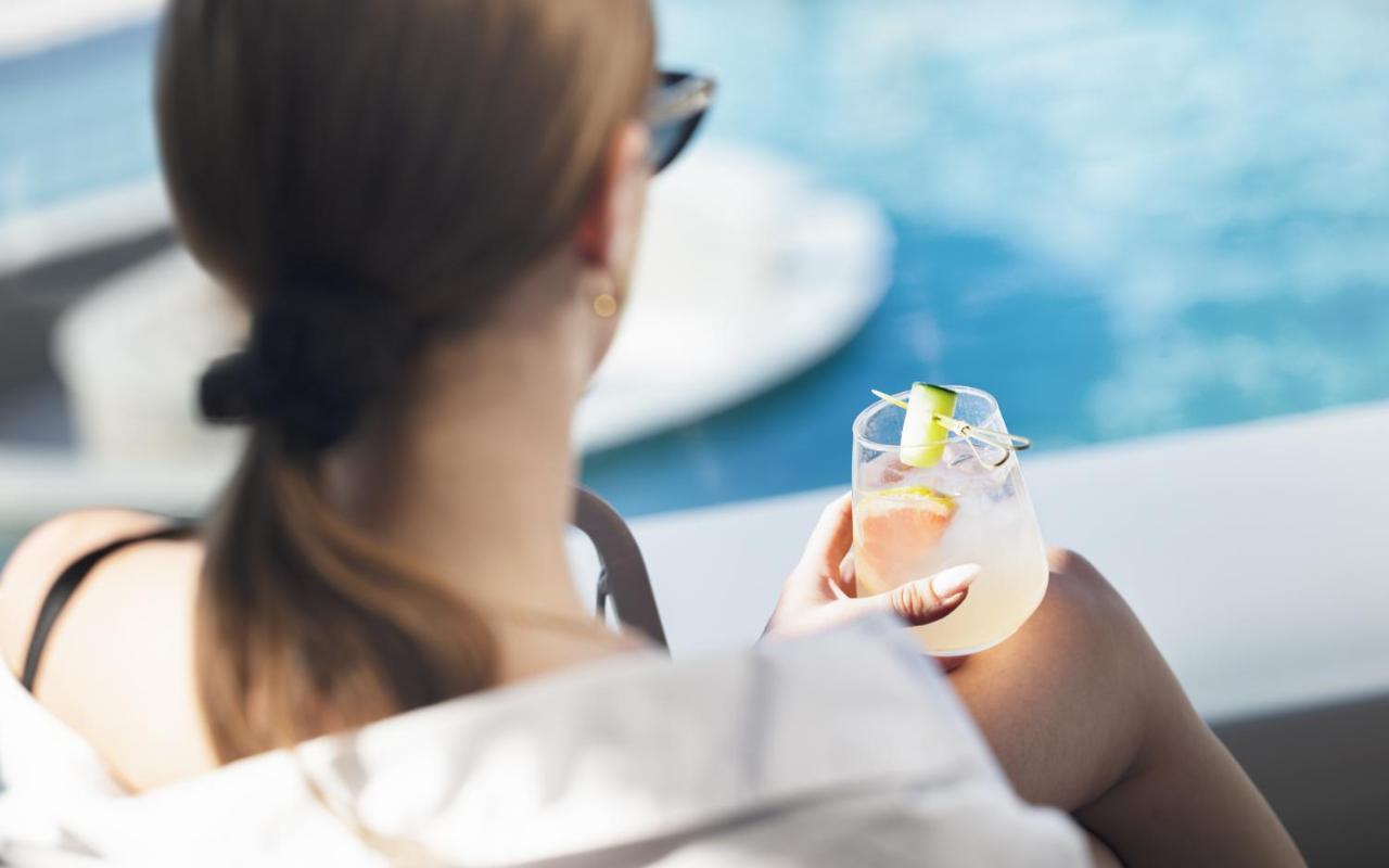 Nautilux Rethymno By Mage Hotels Exterior foto A woman holding a glass of wine