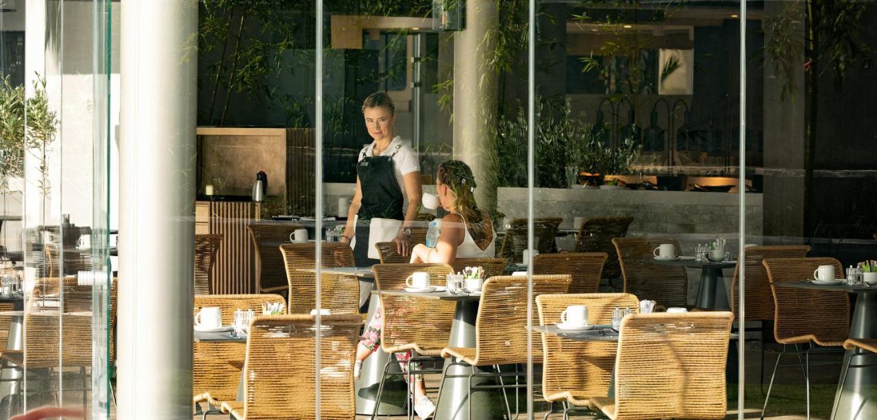 Nautilux Rethymno By Mage Hotels Exterior foto A waitress clearing a table