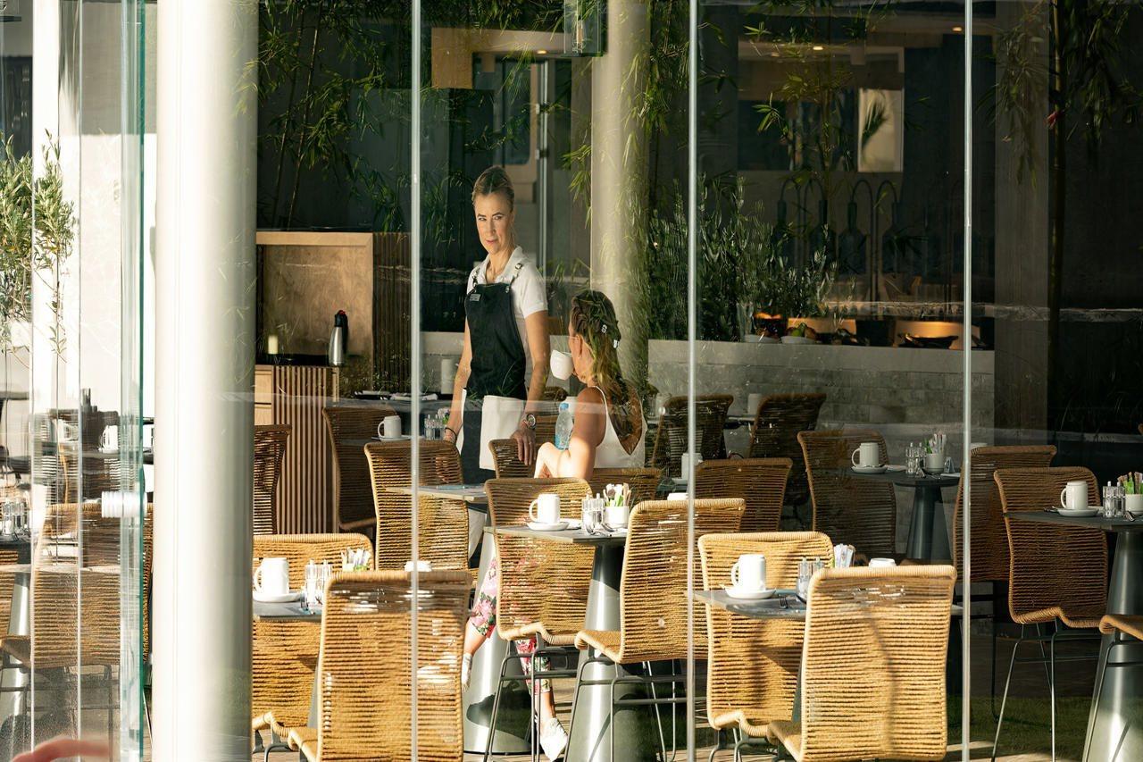Nautilux Rethymno By Mage Hotels Exterior foto A waitress clearing a table